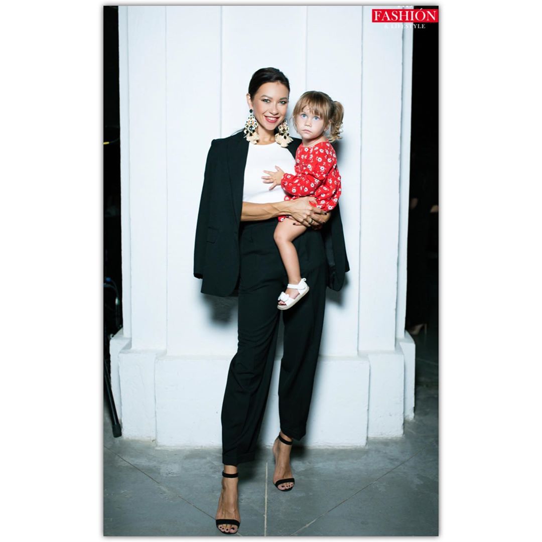 "Солодкі дівчата": дружина Ступки захопила стильним виходом у світ з донькою