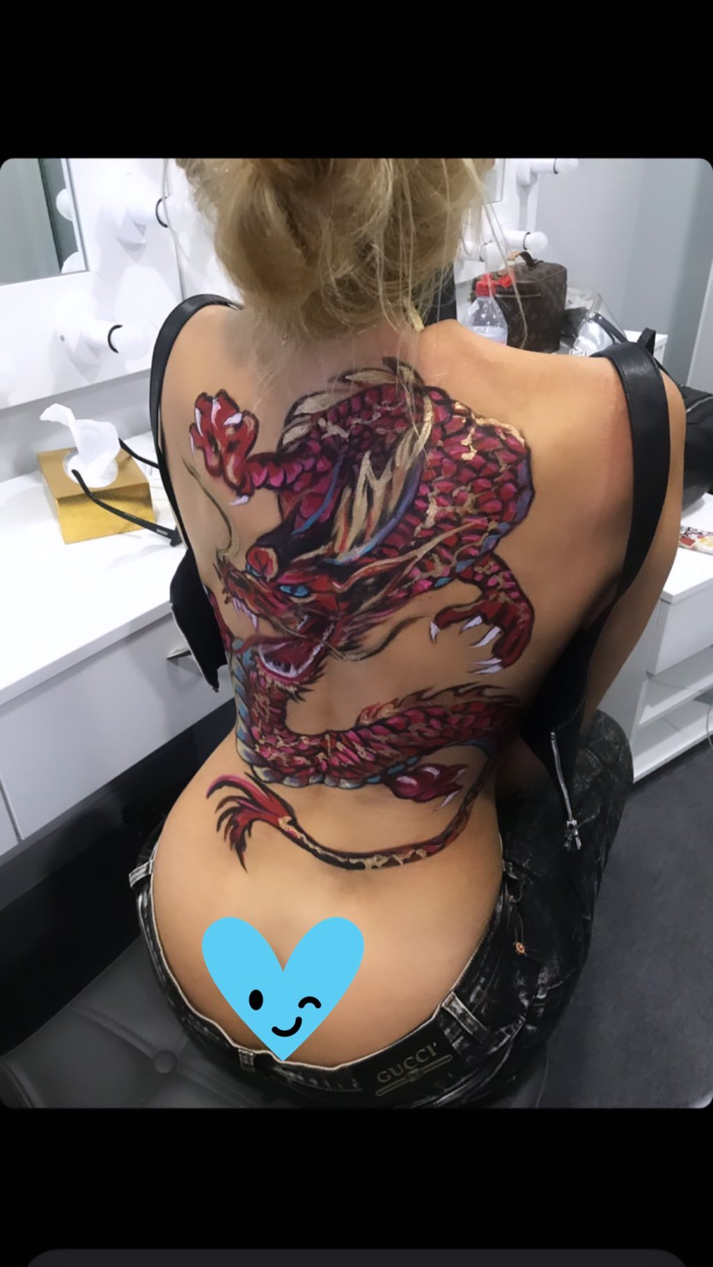 Оля Полякова удивила огромной татуировкой в виде огненного дракона на спине (видео)