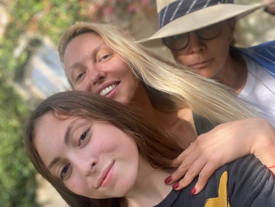 Две девочки: Оля Полякова умилила редкими домашними фото с красавицей-дочкой