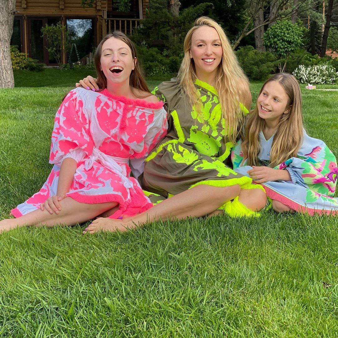 Яскраві красоточки: Оля Полякова викликала захоплення в мережі стильною фотосесією з доньками Машею і Алісою