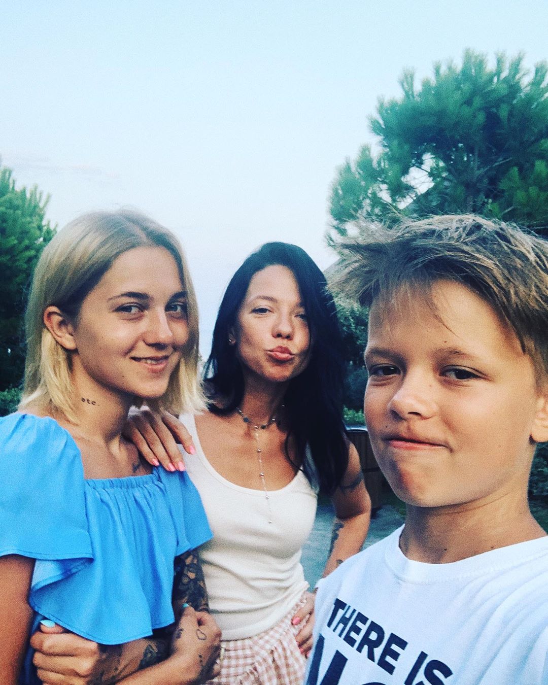 Два зубастика: Потап с 11-летним сыном умилили праздничным селфи