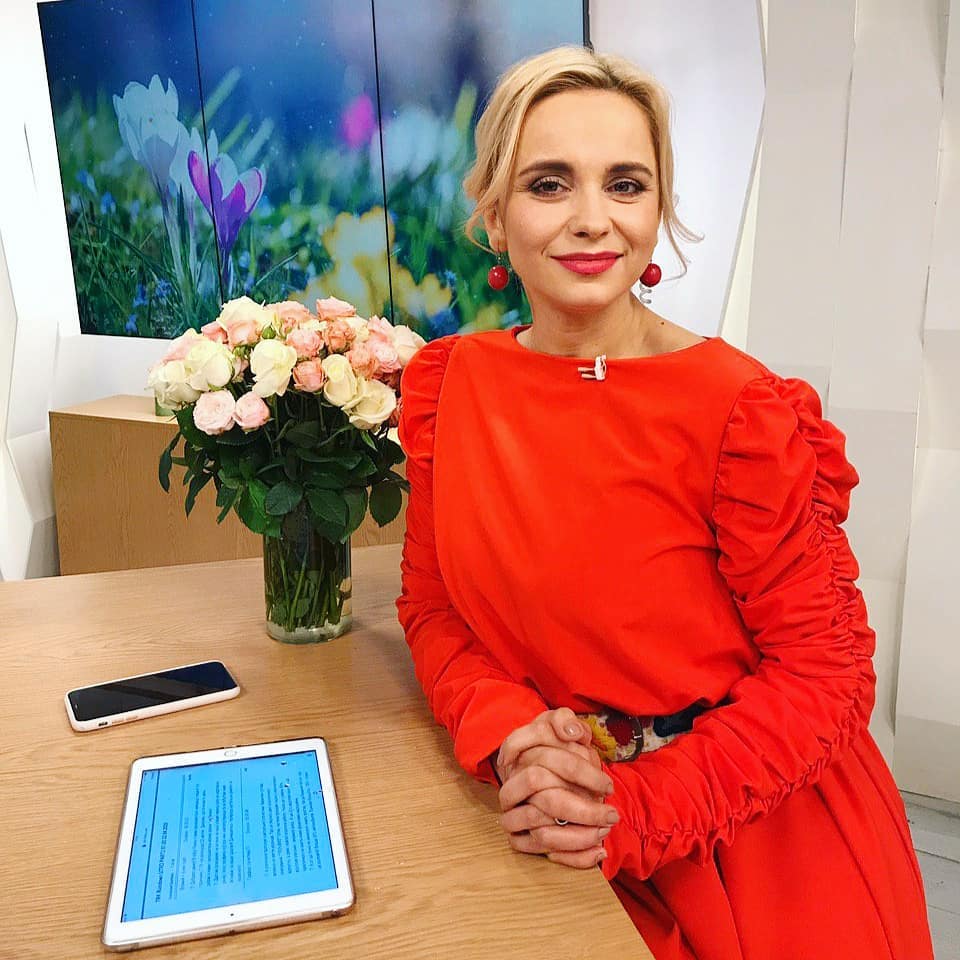 Леди в красном: Лилия Ребрик в эффектном алом платье в пол подчеркнула изысканные формы