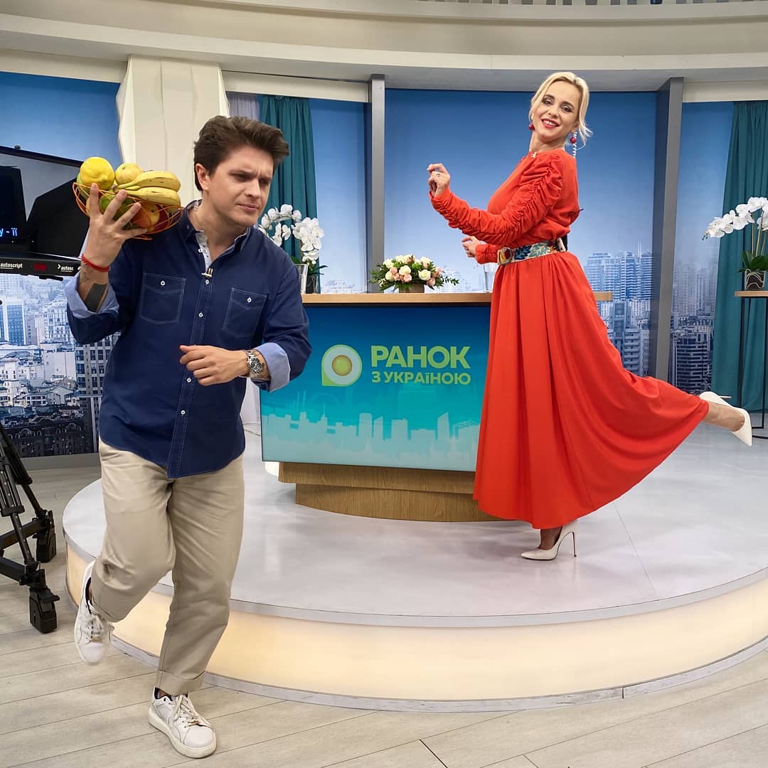 Леди в красном: Лилия Ребрик в эффектном алом платье в пол подчеркнула изысканные формы