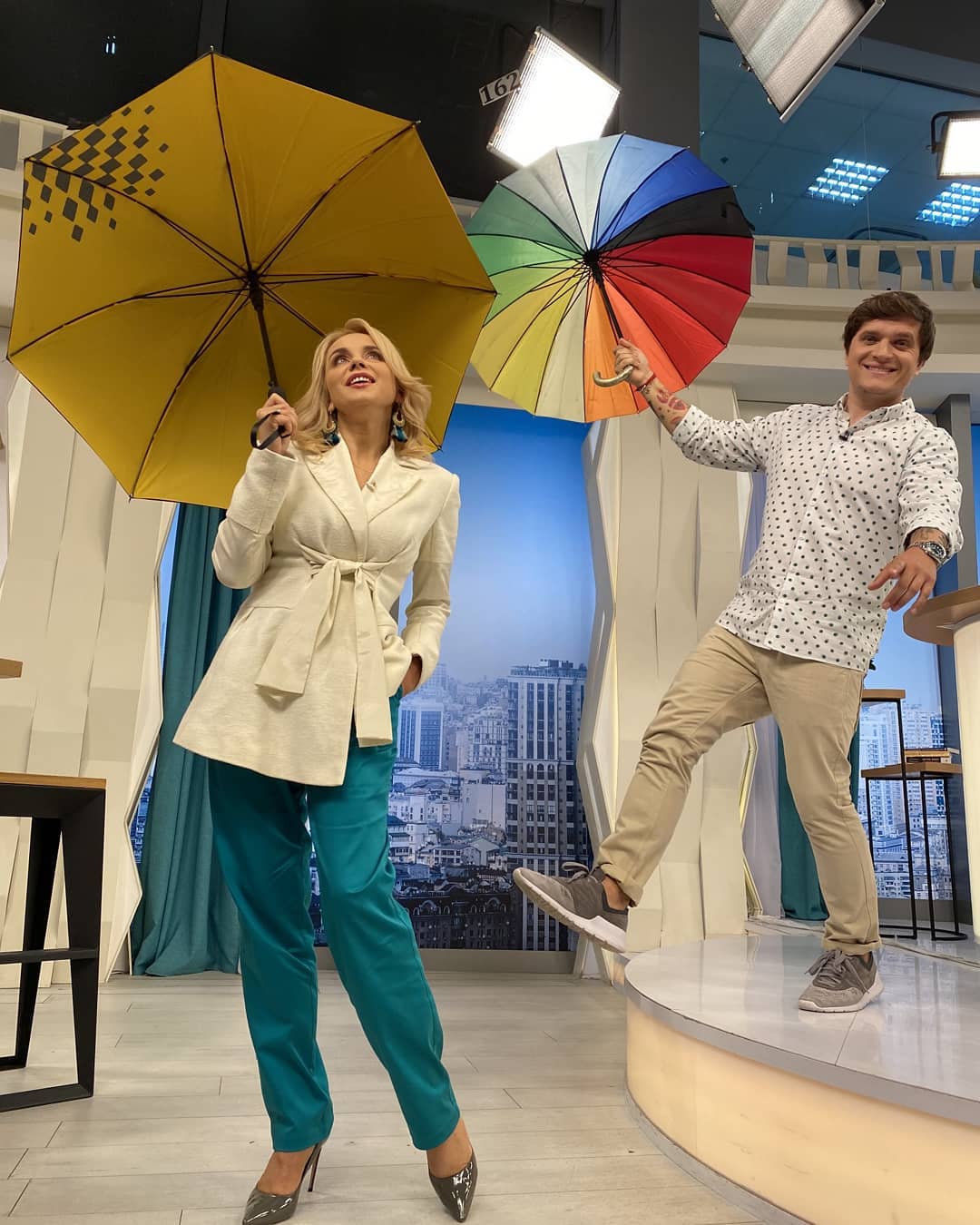 С изюминкой: Лилия Ребрик восхитила безупречным деловым аутфитом