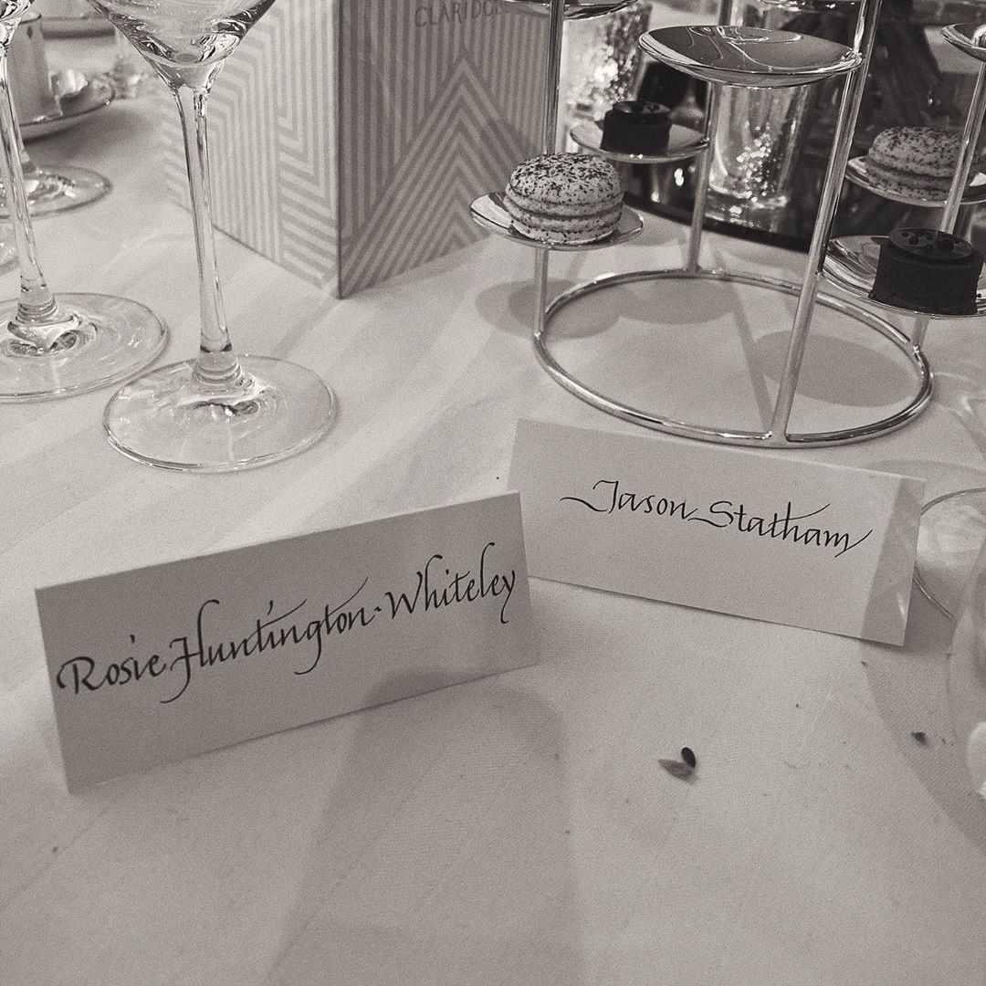 В "голом" платье и под руку с любимым: Роузи Хантингтон-Уайтли в роскошном наряде блистает в Лондоне