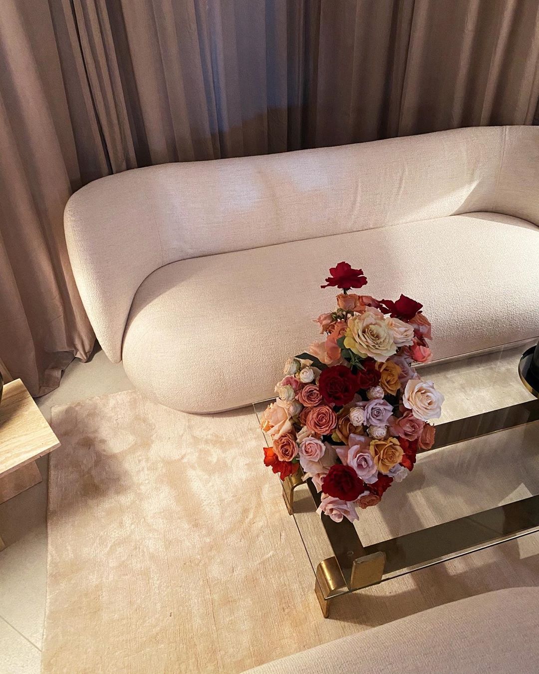 Ідеально на весну: Роузі Хантінгтон-Уайтлі показала головні тренди майбутнього сезону