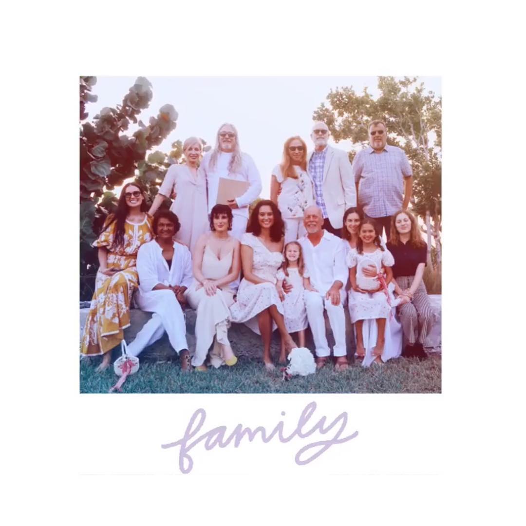 Голлівудська зірка засвітилася в розкішному платті-вишиванці від українського дизайнера