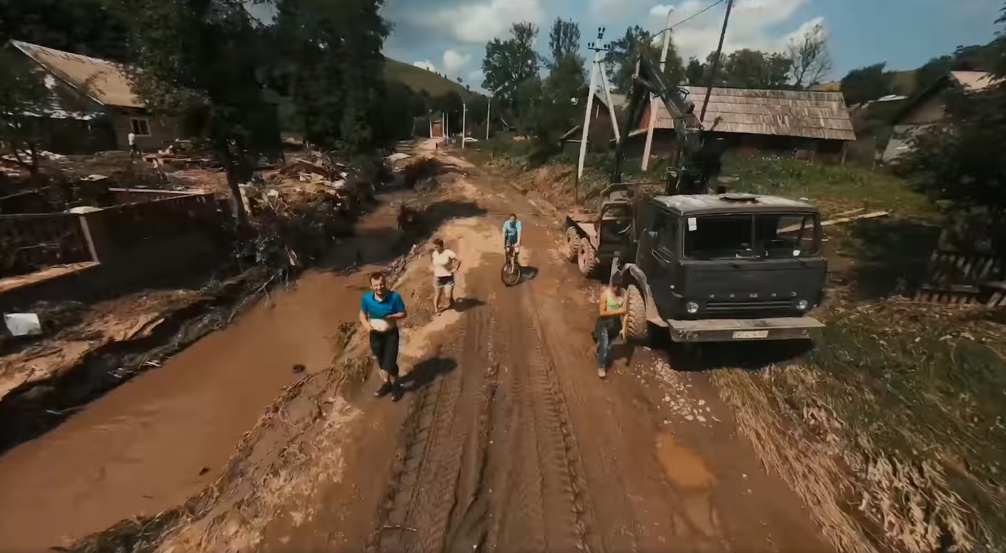 "У цих очах немає страху": на Закарпатті дівчинка врятувала чотирьох дітей від повені