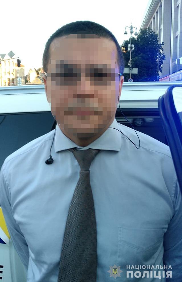 У центрі Києва чоловік підпалив автомобіль