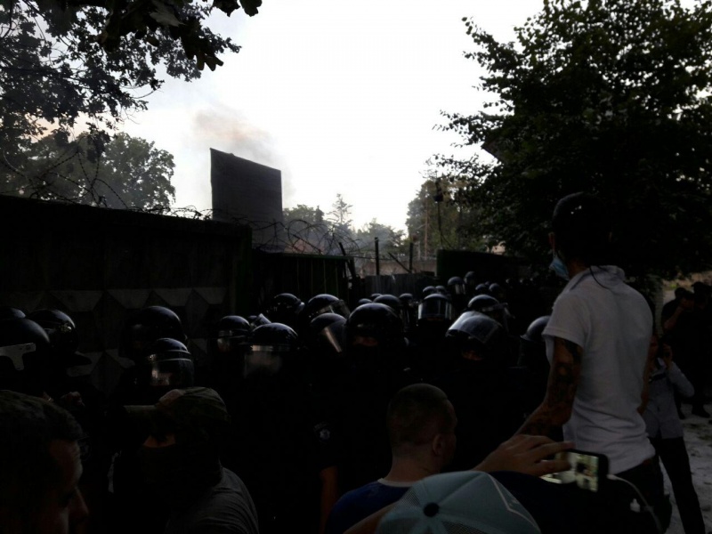 Представники "Азова" штурмують будівництво у Святошинському провулку у Києві