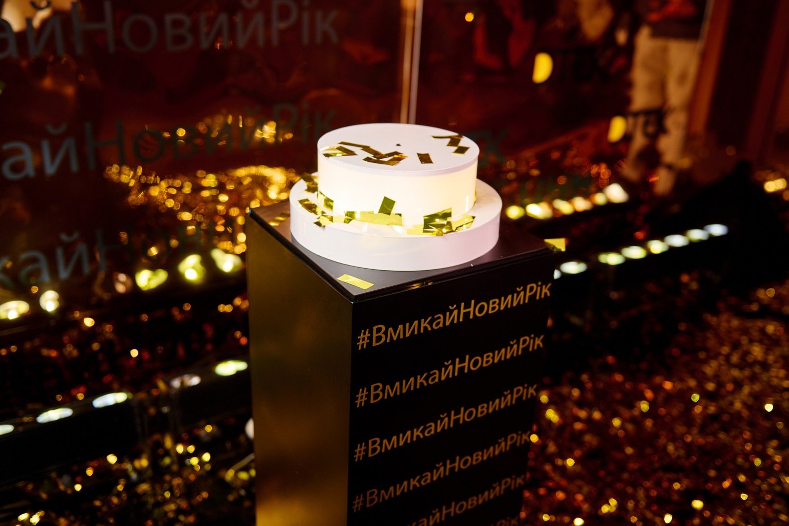 ДТЭК и ЦУМ реализовали яркий проект по декоративной подсветке фасада универмага