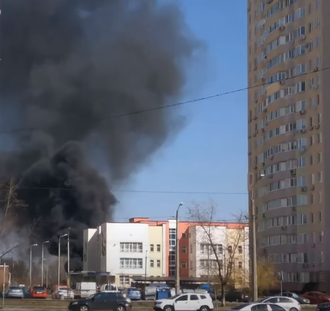 Выбрасывают на свалки и сжигают возле домов: в Киеве провели псевдоутилизацию покрышек