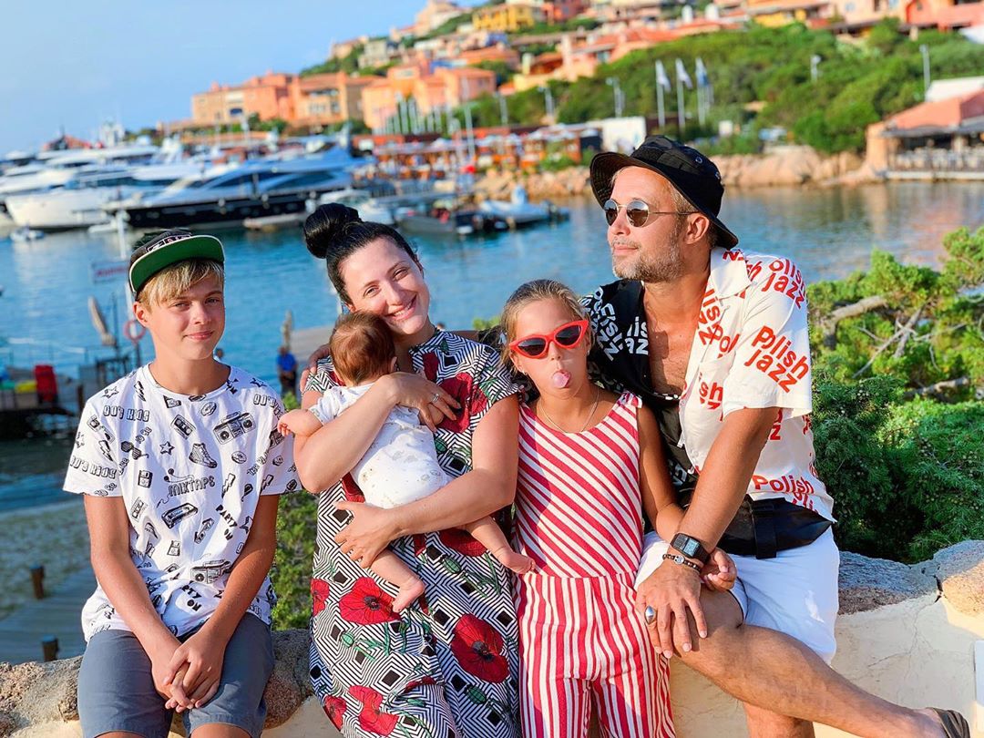 Мама на відпочинку: Сніжана Бабкіна підкорила яскравим фото з чоловіком і дітьми