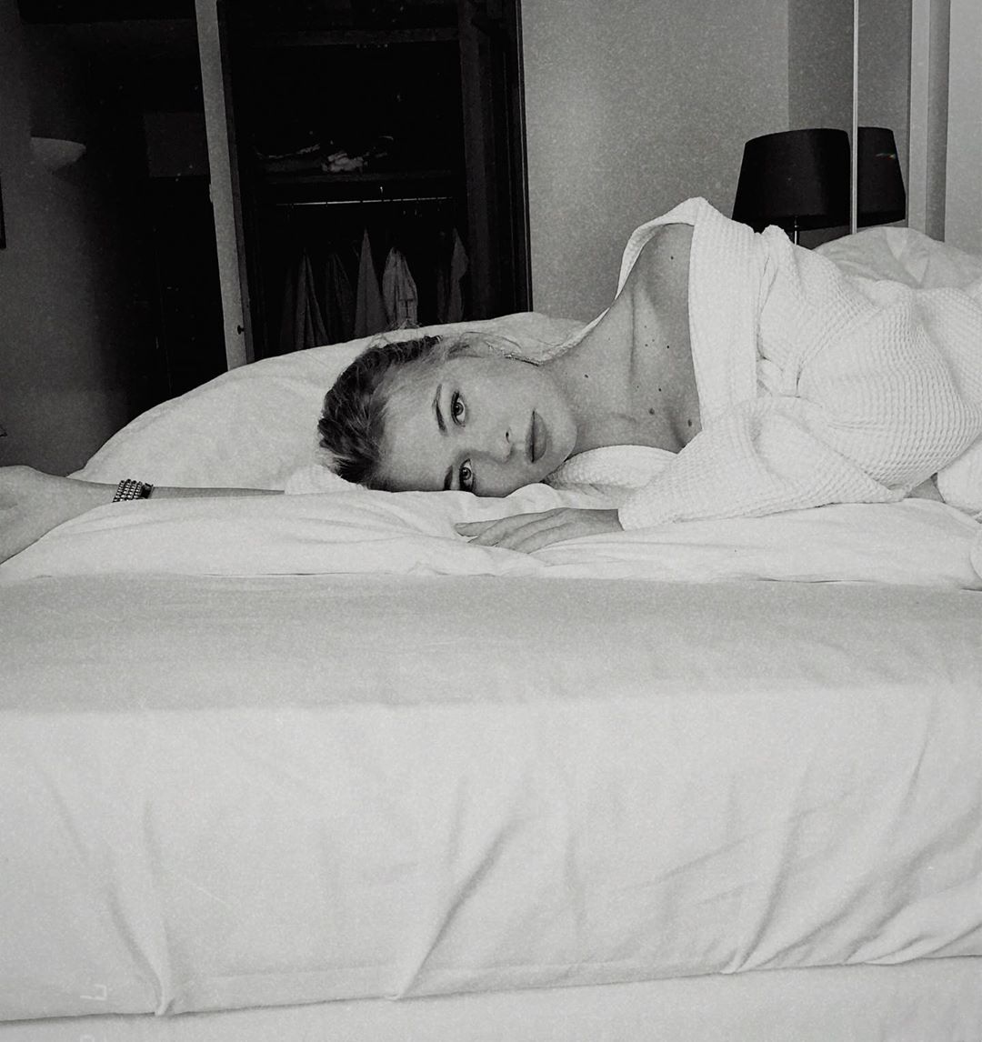 Будто Кейт Мосс: дочь Веры Брежневой взбудоражила сеть постельным фото