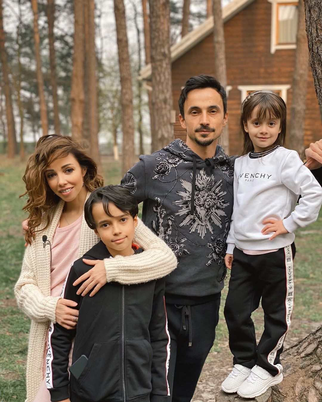 На кого схожі? Олександр Стоянов розчулив сімейним портретом з дружиною і дітьми