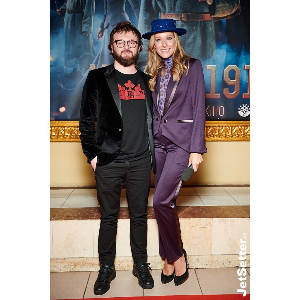 Знову в капелюшку: Катя Осадча блищала на прем'єрі фільму в яскравому образі