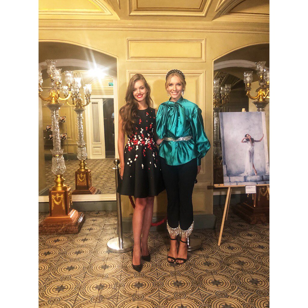 Шелковая леди: Катя Осадчая покорила точеной фигурой в игривом наряде