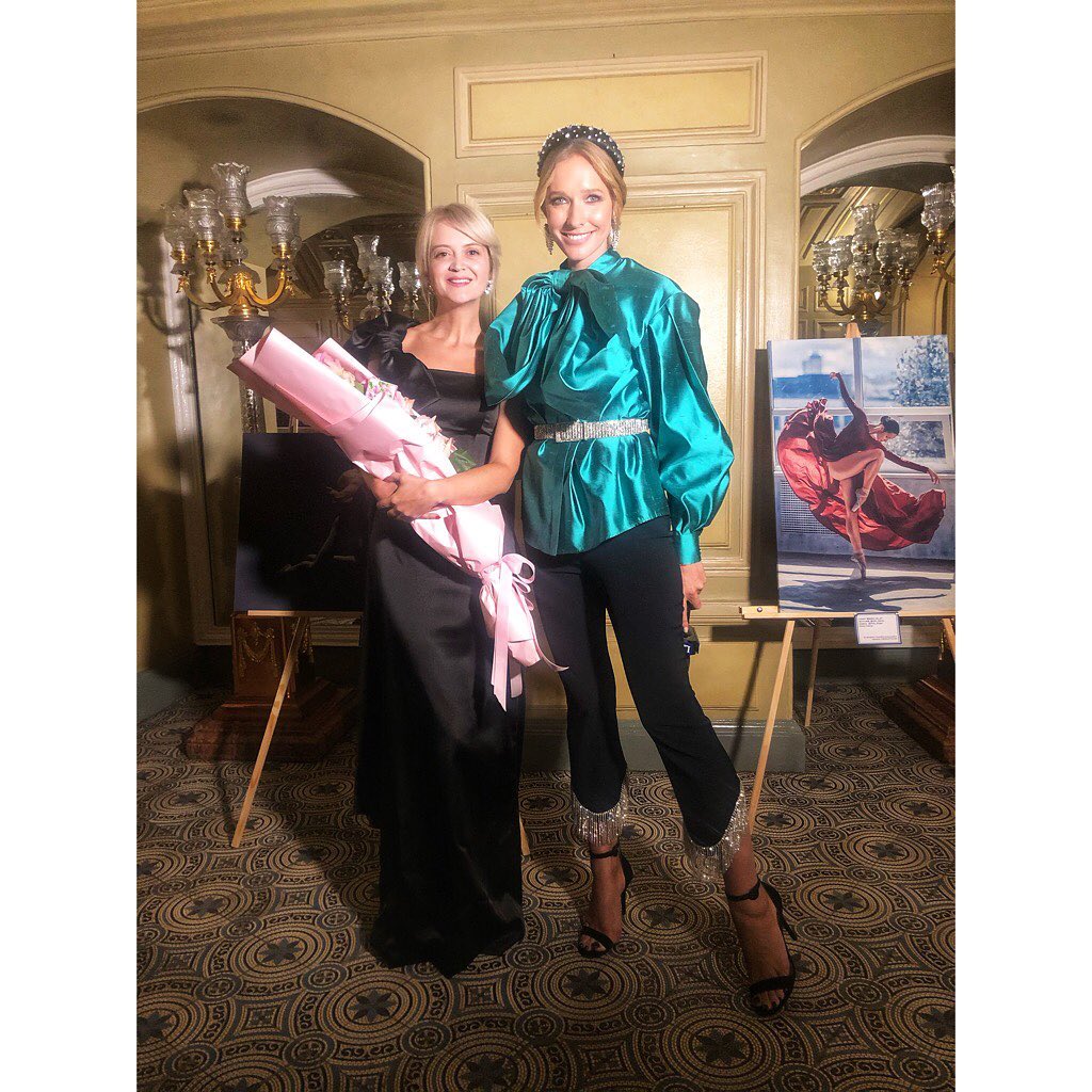 Шелковая леди: Катя Осадчая покорила точеной фигурой в игривом наряде