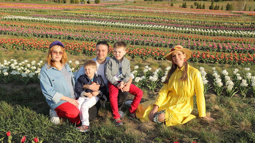 Катя Осадчая отправилась на "звездный пикник" с беременной Алешей и Тополей в поле с тюльпанами