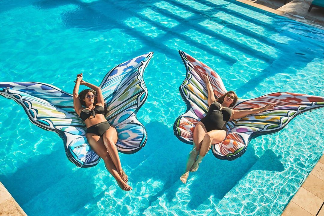 Полным составом: модель plus-size Эшли Грэм зажигает в рекламе купальников с младшей сестрой