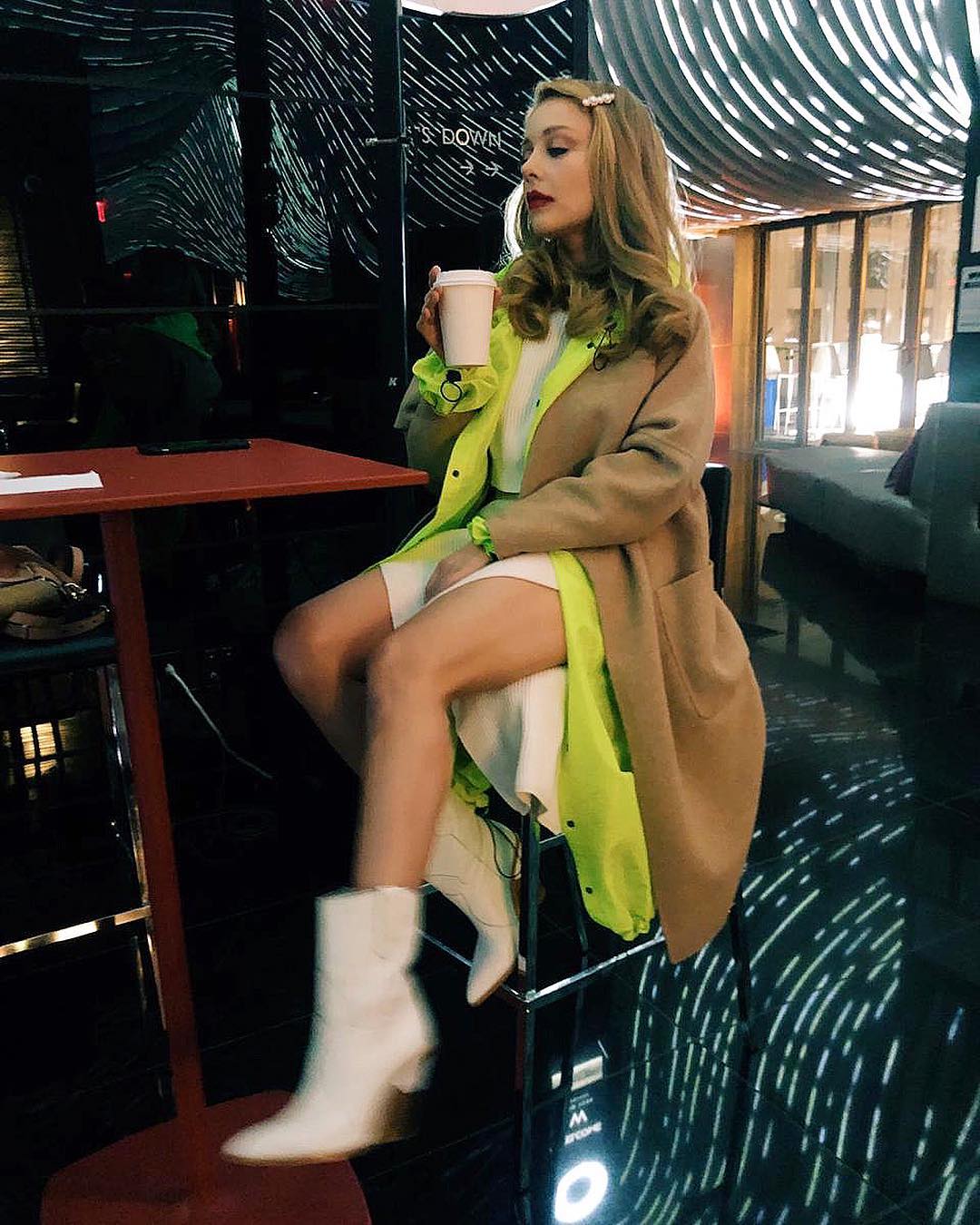 Утонченная красота: роскошная Тина Кароль блеснула стройными ножками