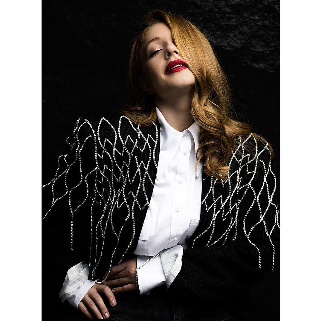 З чоловічого плеча: чуттєва Тіна Кароль здивувала незвичайним вбранням