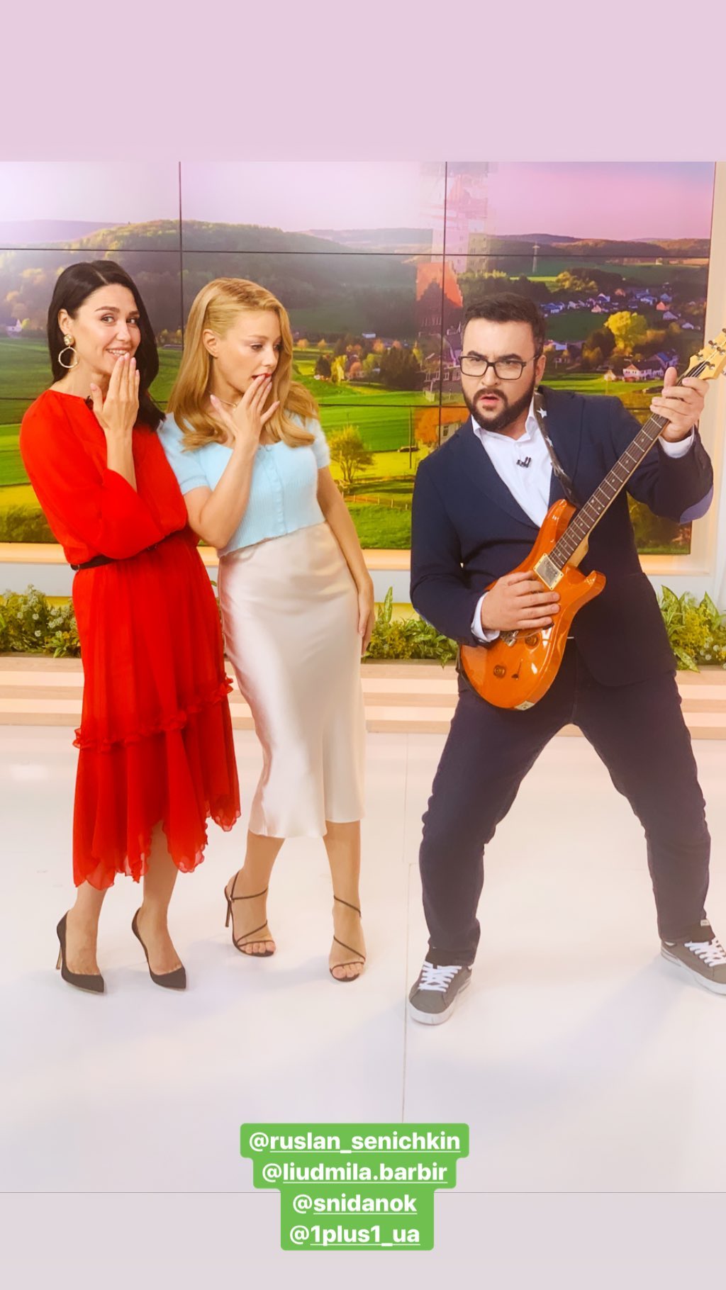 Спокусила всіх: Тіна Кароль в топі і облягаючій спідниці "запалила" під хіт "Вабити"