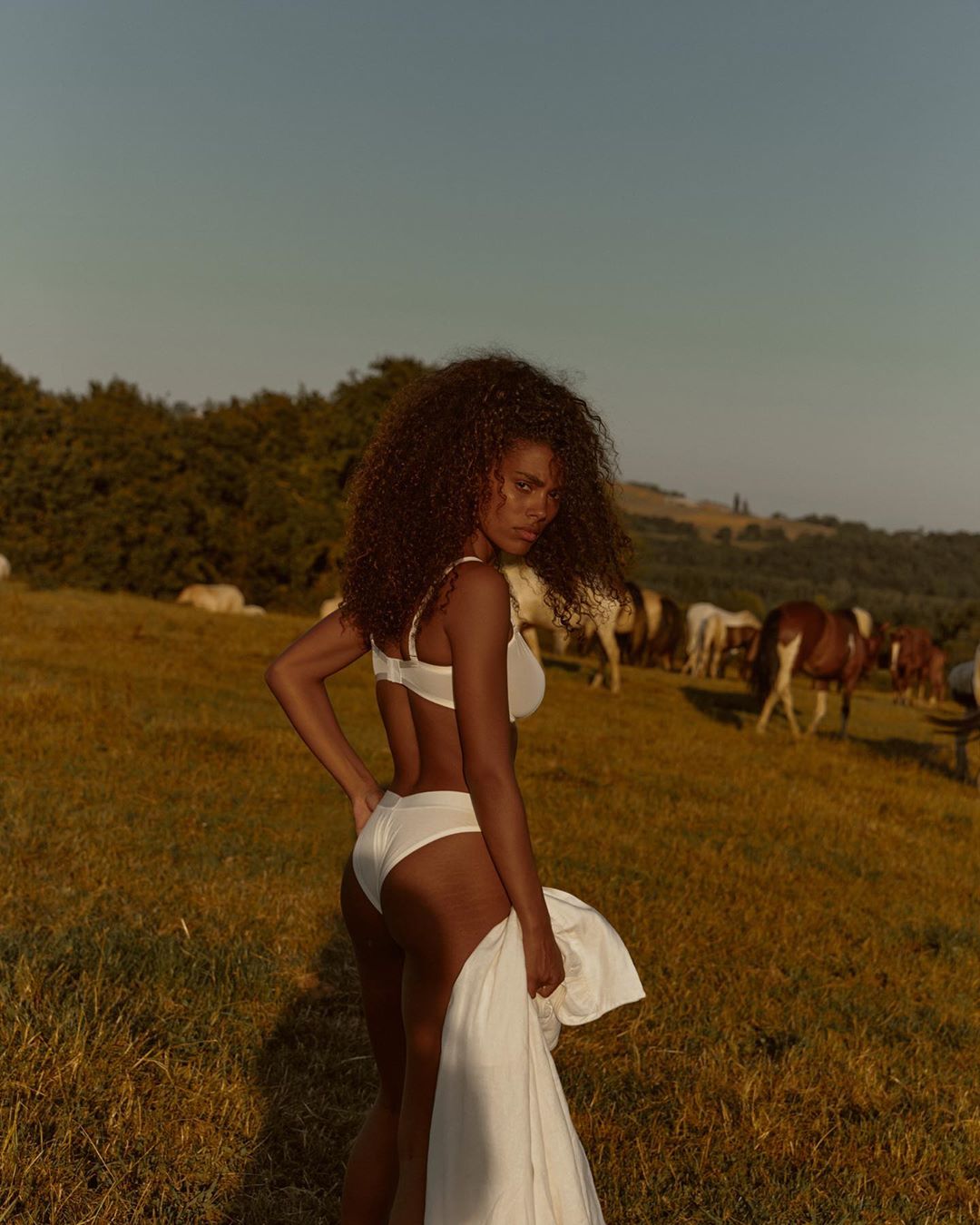 Просто невероятная: Тина Кунаки продемонстрировала сочные формы в новой съемке