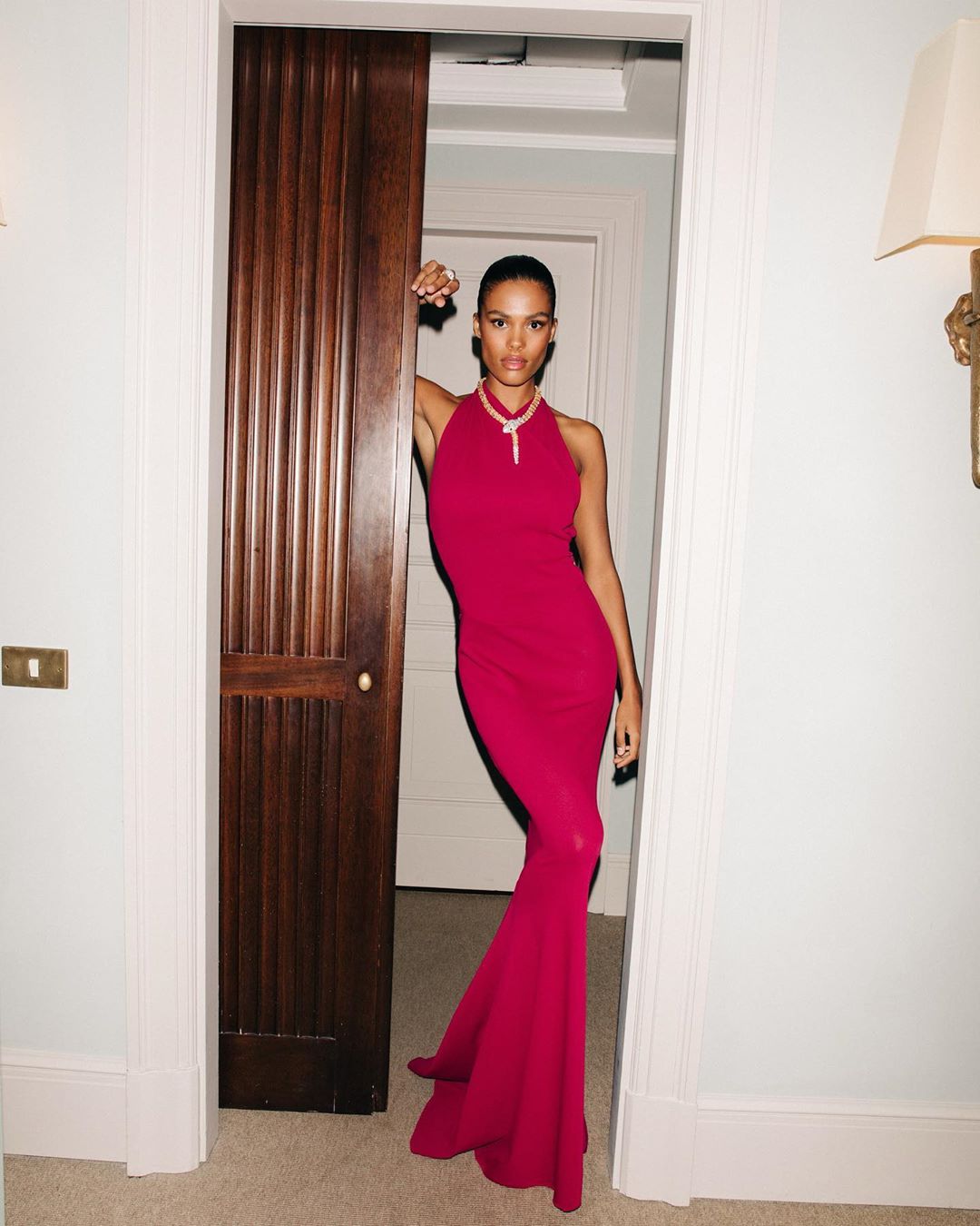 Статуэтка: Тина Кунаки в роскошном вечернем образе восхитила идеальным телом