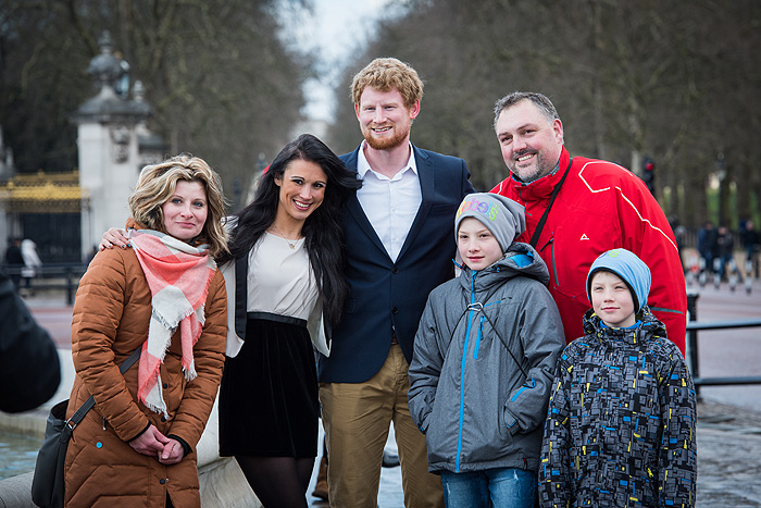 Со своим Гарри и королевой: двойник Меган Маркл грозит стать популярнее герцогини (фото)