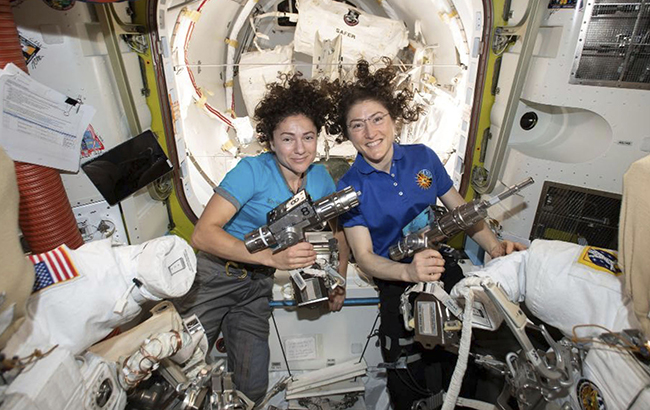 Вперше в історії у космос вийшли дві жінки: історичні фото і відео