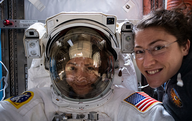 Вперше в історії у космос вийшли дві жінки: історичні фото і відео