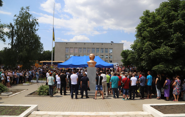 Под нечеловеческий крик мамы: в Ивановке попрощались с Дашей Лукьяненко (видео)