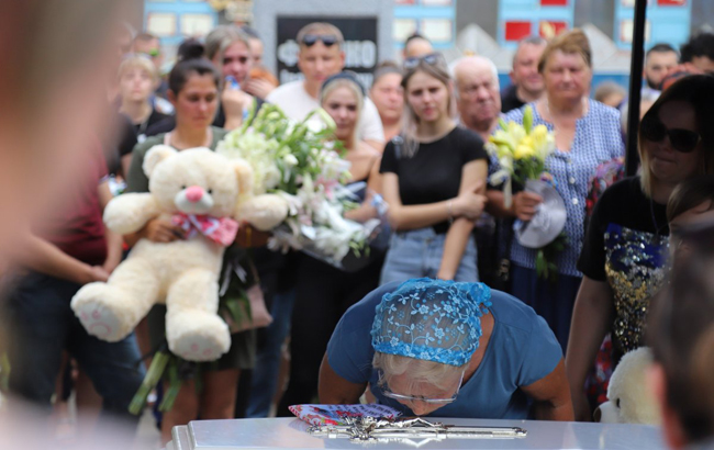 Под нечеловеческий крик мамы: в Ивановке попрощались с Дашей Лукьяненко (видео)