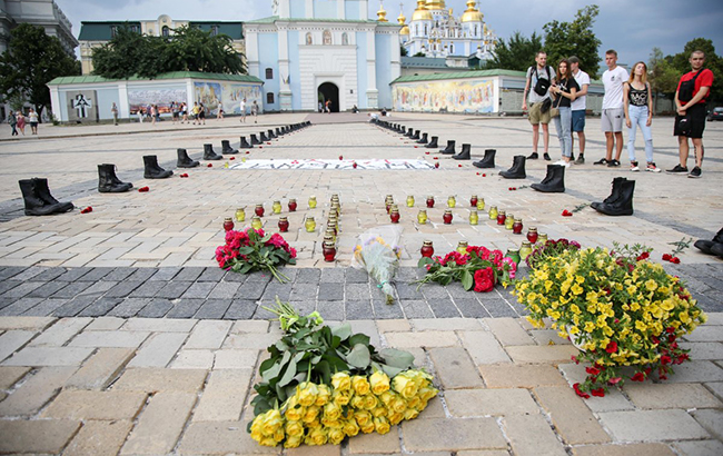 49 пар берц: у Києві зворушливо вшанували пам'ять загиблих у катастрофі Іл-76