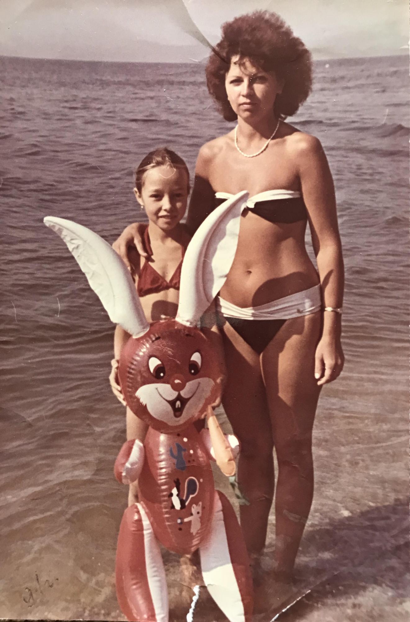 Катерина Кухар зворушила архівними фото з мамою та історією з дитинства