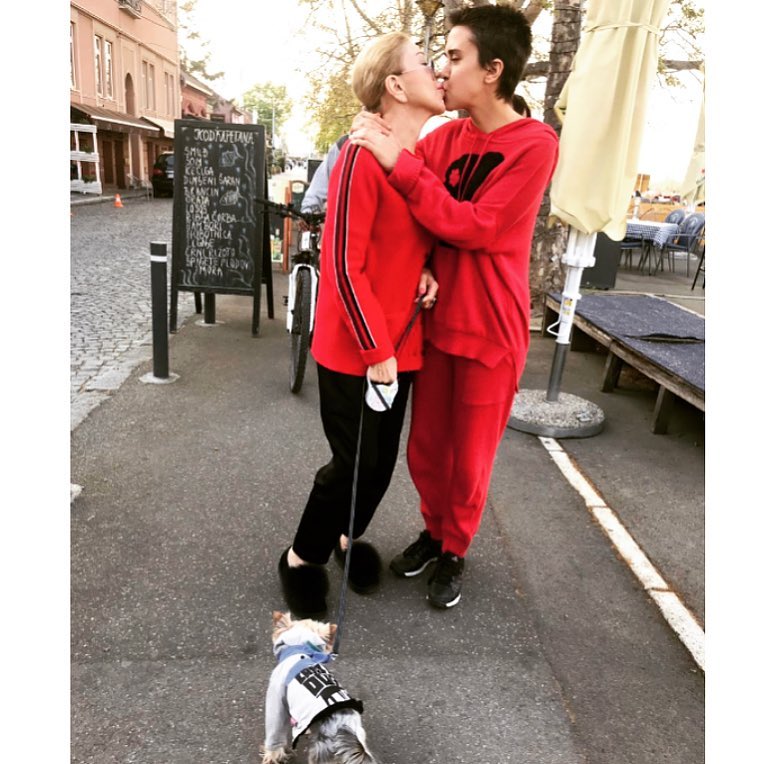 Российская певица страстно поцеловала дочь в губы: сеть слетела с катушек