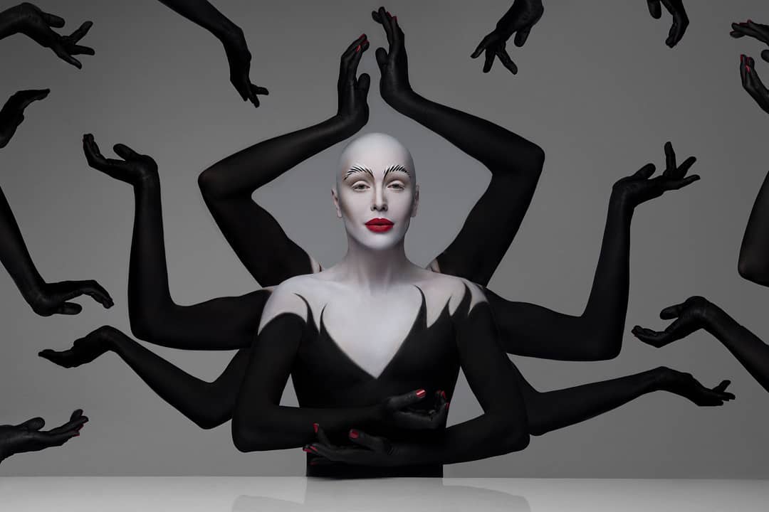 Травесті-діва Монро в екстравагантному образі прикрасила обкладинку британського глянцю