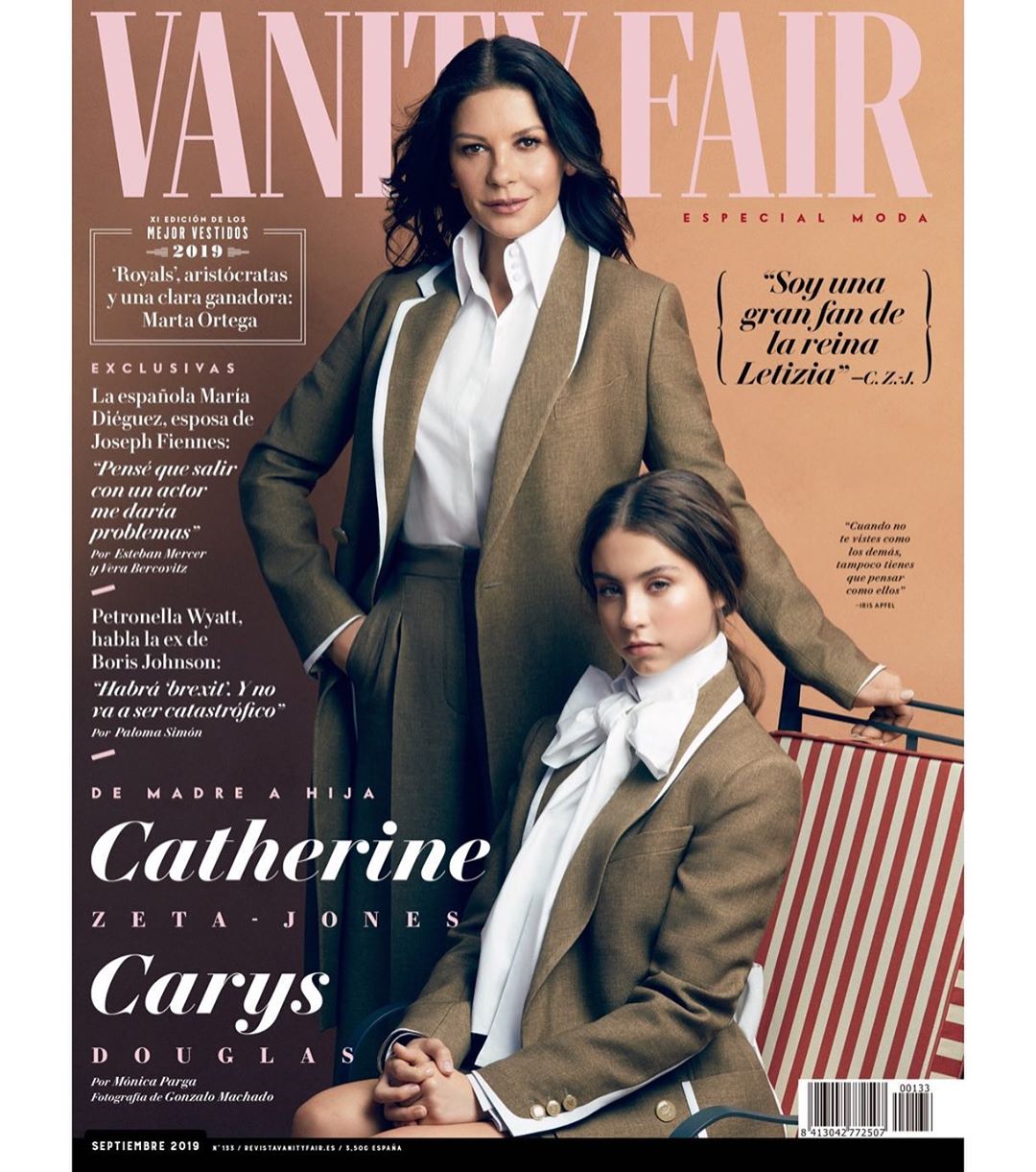 Глаз не отвести! Кэтрин Зета-Джонс вместе с юной дочерью блистает на обложке глянца