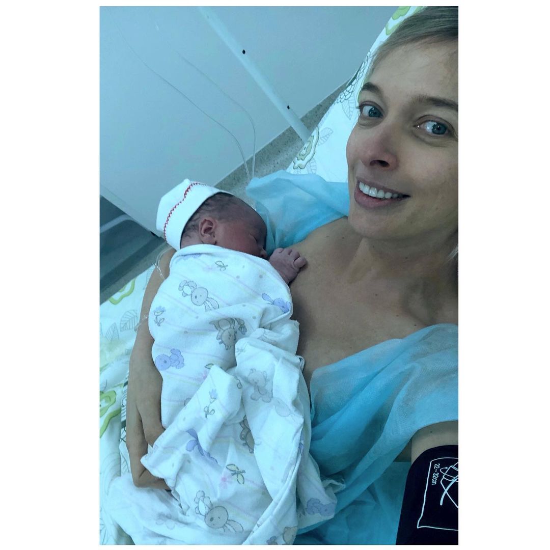 Василиса Фролова показала перше фото з новонародженим сином: їхала до пологового і ридала