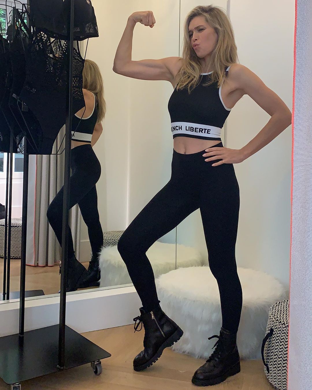 "Нужно тренировать ежедневно": Брежнева в коротком топе восхитила волнующими изгибами