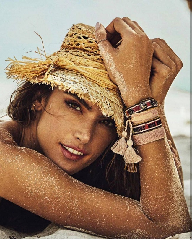 Она совершенна: Алессандра Амбросио похвасталась роскошным телом в жаркой съемке для глянца