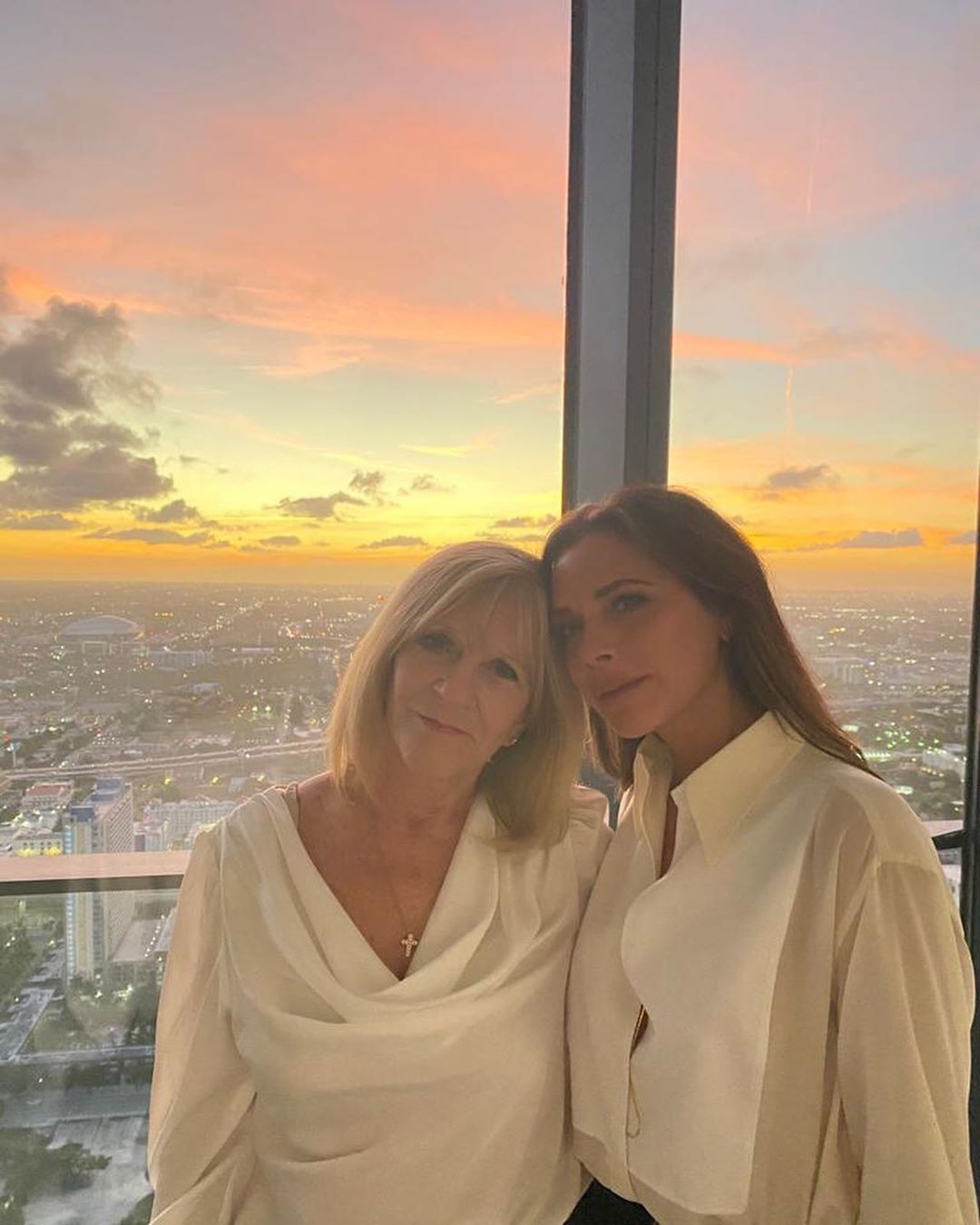 Вікторія Бекхем захопила селфі з молодою мамою і вразила схожістю з нею