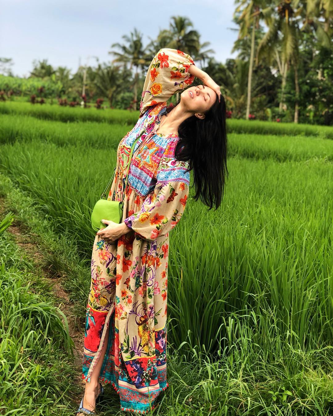 "Шикарная": Вика из "НеАнгелов" похвасталась стильным нарядом на Бали