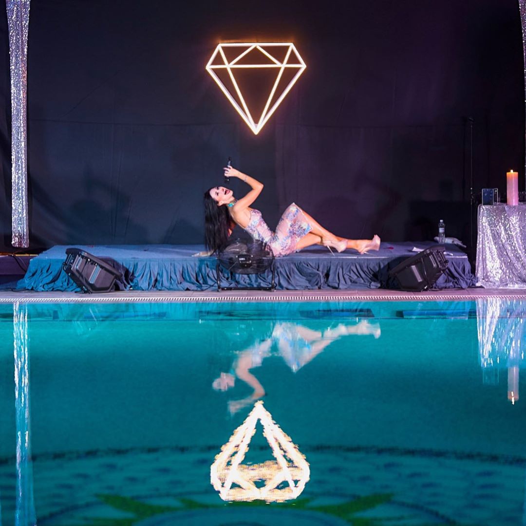 Приклад для наслідування: Віка з НеАнгелів вразила точеними формами у відвертій сукні