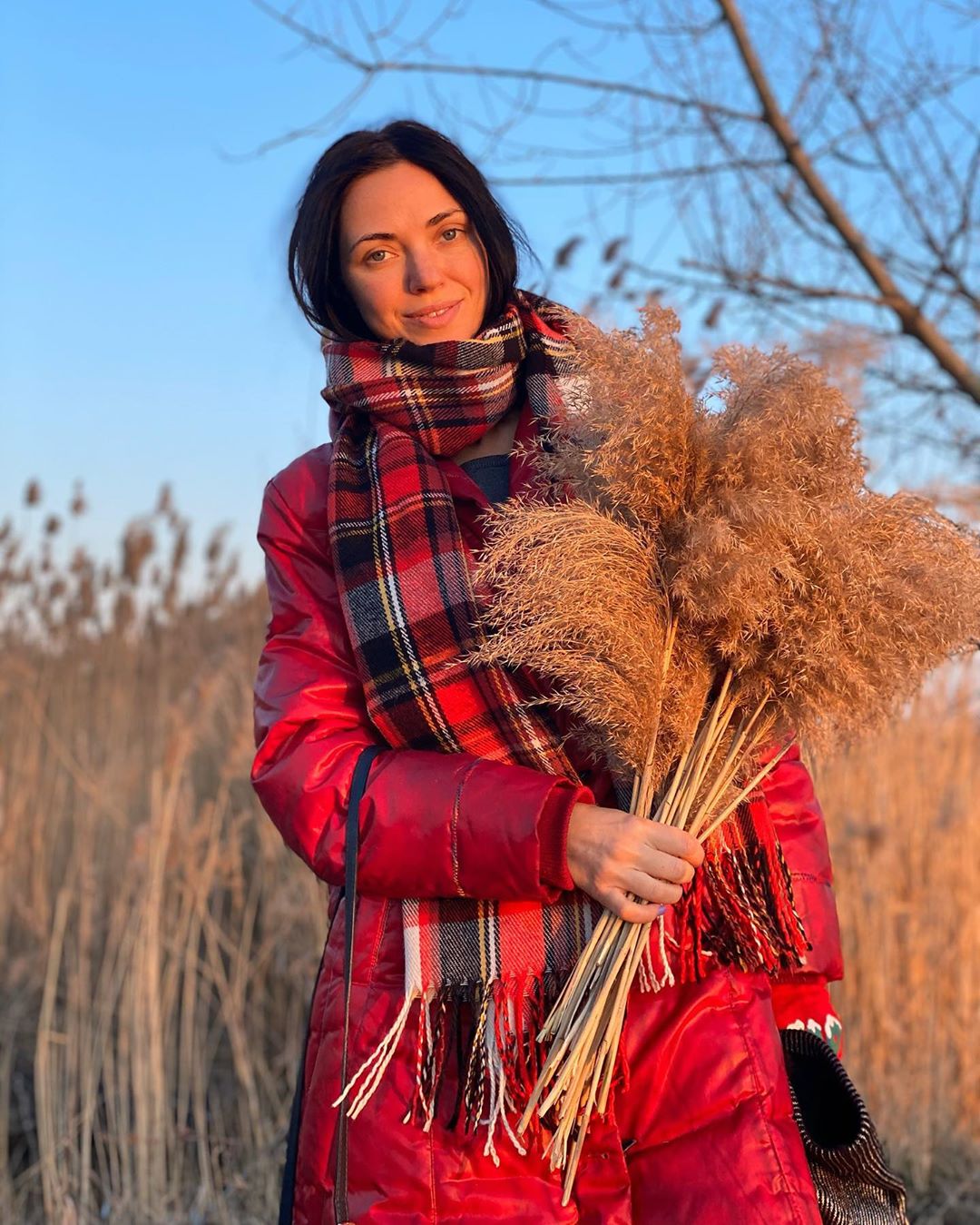 "Яка ж красива без мейка": Віка з НеАнгелів влаштувала атмосферну фотосесію в очереті