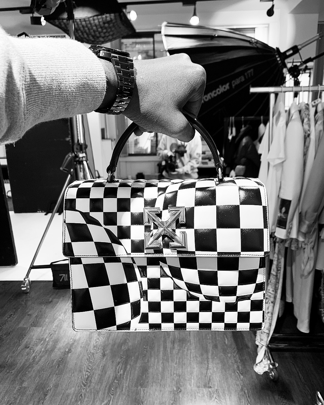 Можна дивитися вічно: довгонога Карлі Клосс відкрила показ Off-White (відео)