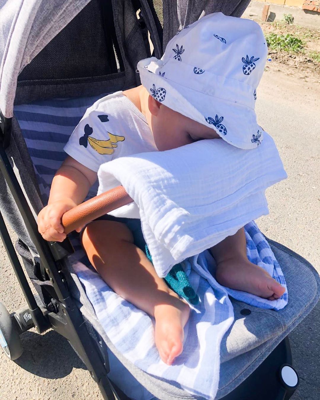 "Перебрал немного на солнышке": Влад Топалов поделился забавным фото с сыном