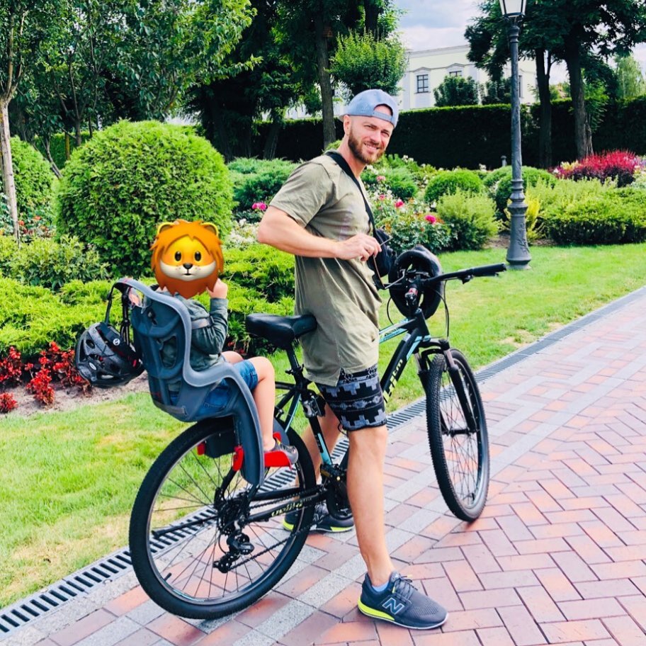 "Хороший папа": Влад Яма умилил велопрогулкой с сыном по Межигорью