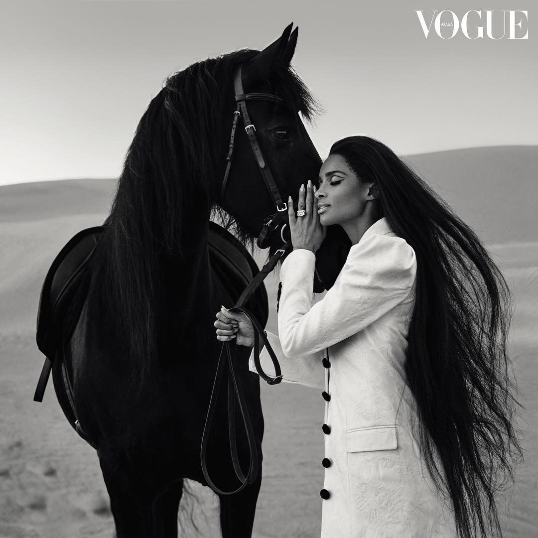 Некрасивая подружка темная лошадка. Алина Шейх. Vivanco Vogue Arabia Ciara. Брюнетка на лошади. Фотосессия с лошадью в стиле Vogue.